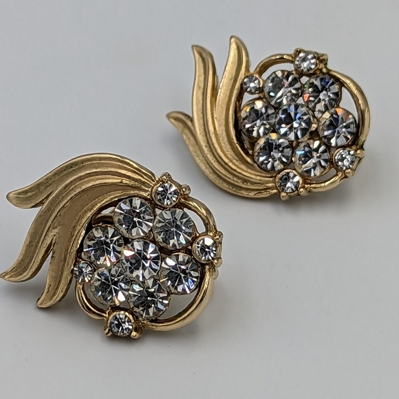 Beautiful Vintage Gold Tone Rhinestone Crown Trifari Clip on Earrings - Picture 3 of 8